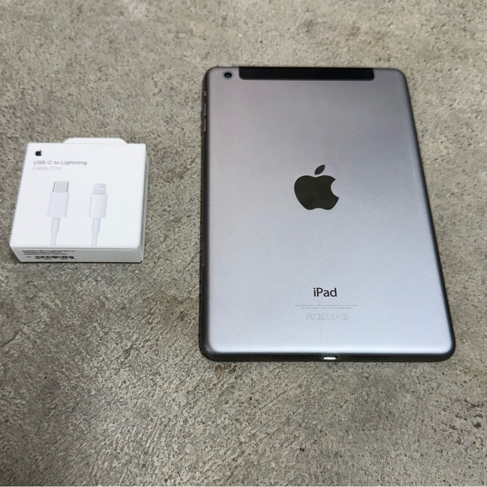 Apple iPad Mini 2 For Parts Cracked Screen No Display + New Cable - Picture 5 of 9